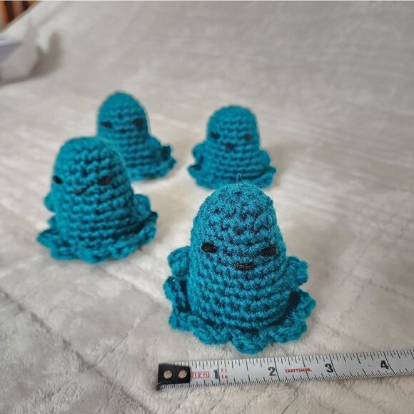Set of 4 handmade crochet mini ghosts - Picture 2 of 4